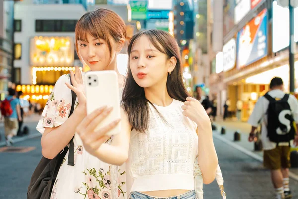 Young Women Taking Selfies Downtown — Foto Stock