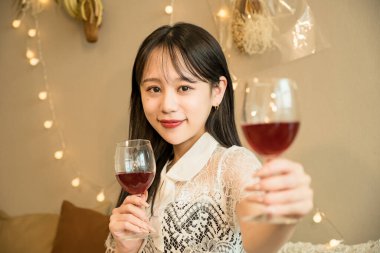 Gözlüklü genç kadın (gece çalışması görüntüsü))