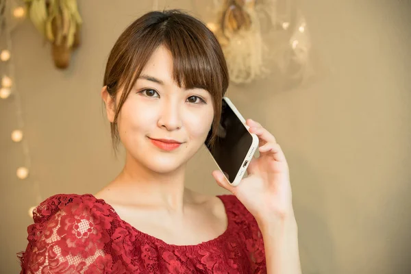 Young Woman Night Work Operating Smartphone — Foto Stock