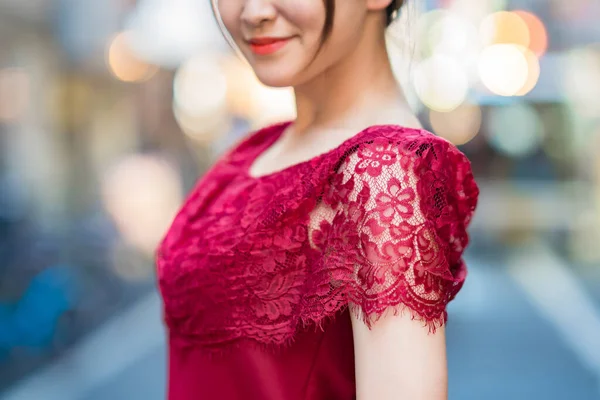 Anonymous Woman Standing Downtown Evening — Φωτογραφία Αρχείου