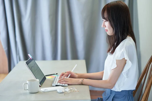 Asian Young Woman Operating Tablet Room — Foto Stock