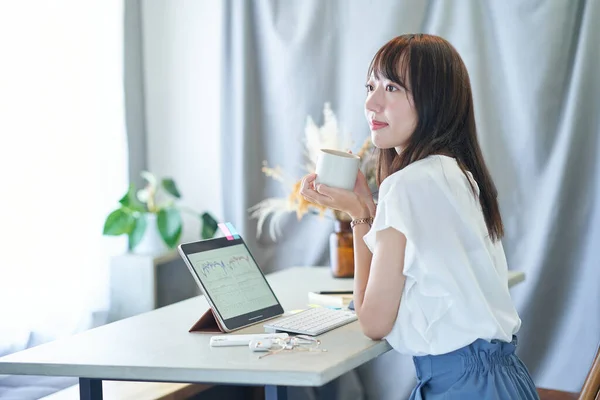 Young Woman Relaxing Working Her Room — Stock fotografie