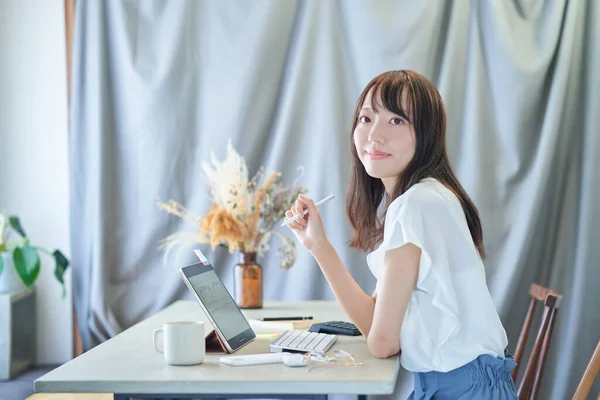 Asian Young Woman Operating Tablet Room — Stock fotografie