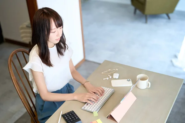 Asian Young Woman Operating Tablet Room — 图库照片