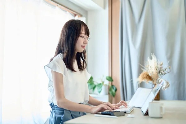 Woman Wearing Glasses Operating Tablet — Foto Stock