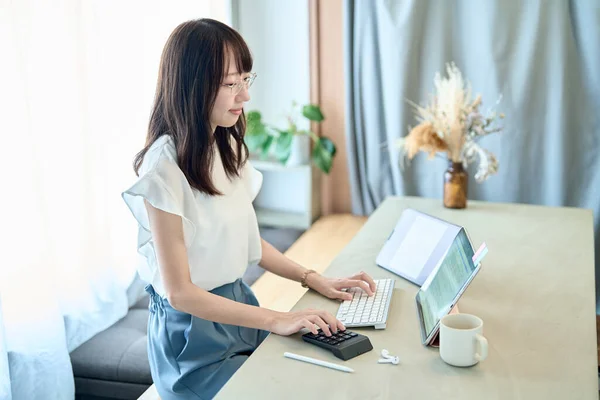 Woman Wearing Glasses Operating Tablet — Foto Stock