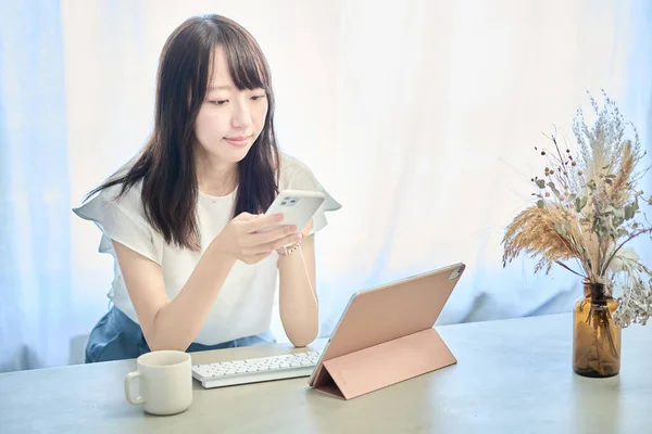 Woman Who Puts Tablet Operates Smartphone — Foto Stock