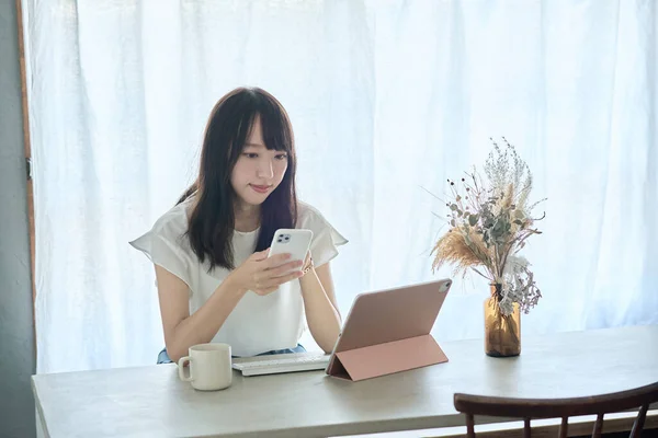 Woman Who Puts Tablet Operates Smartphone — Stockfoto