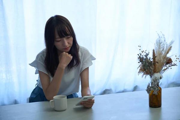 Woman Staring Smartphone Dark Expression — 스톡 사진