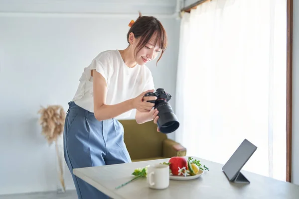 Female Photographer Shooting Room — Foto Stock