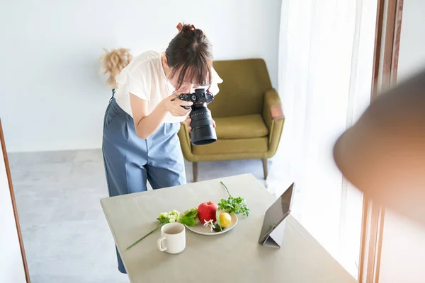 Female Photographer Shooting Room — Photo