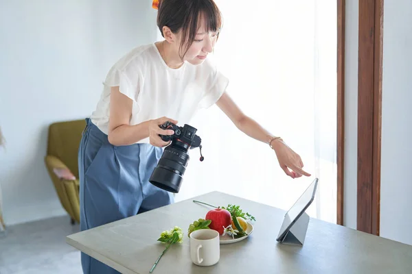 Female Photographer Checking Photos Took Monitor — Foto de Stock