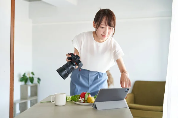 Female Photographer Checking Photos Took Monitor — Fotografia de Stock
