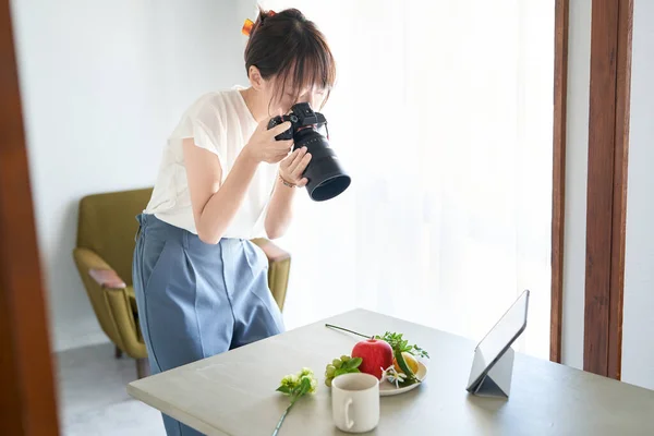 Female Photographer Shooting Room — Stockfoto