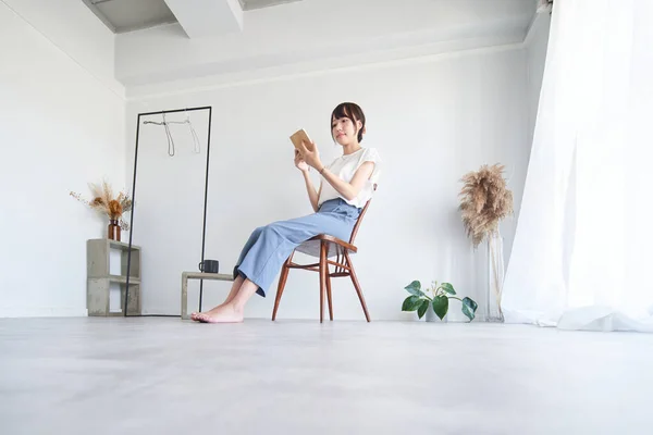 Woman Reading Book Simple Bright Room — Foto de Stock