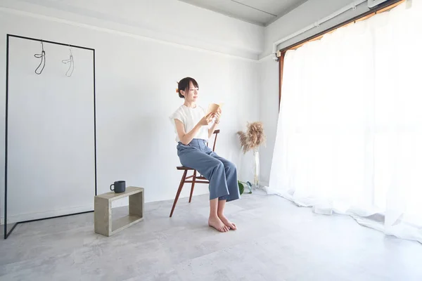 Woman Reading Book Simple Bright Room — Stockfoto