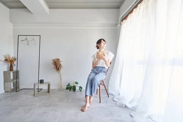 Woman Reading Book Simple Bright Room — Stockfoto