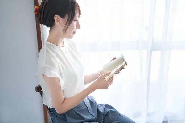 Jovem Mulher Lendo Livro Dentro Casa — Fotografia de Stock