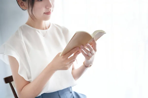 Jovem Mulher Lendo Livro Dentro Casa — Fotografia de Stock