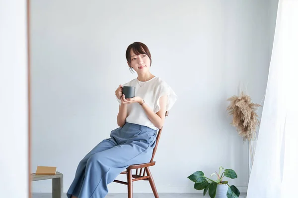 Woman Mug Relaxing Simple Space — Stockfoto