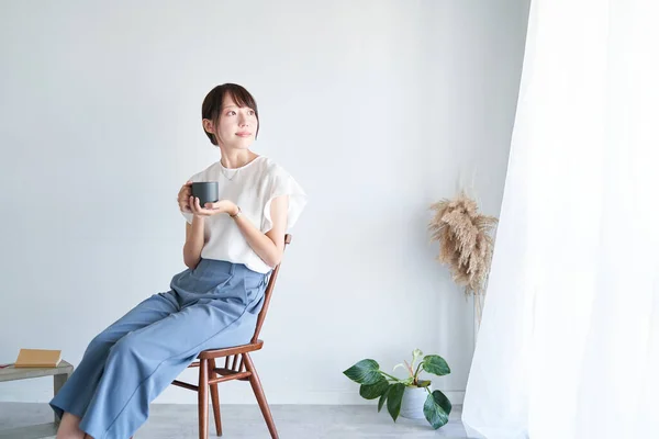 Woman Mug Relaxing Simple Space — Stockfoto