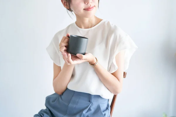 Young Woman Relaxing Bright Indoor Space — Stockfoto