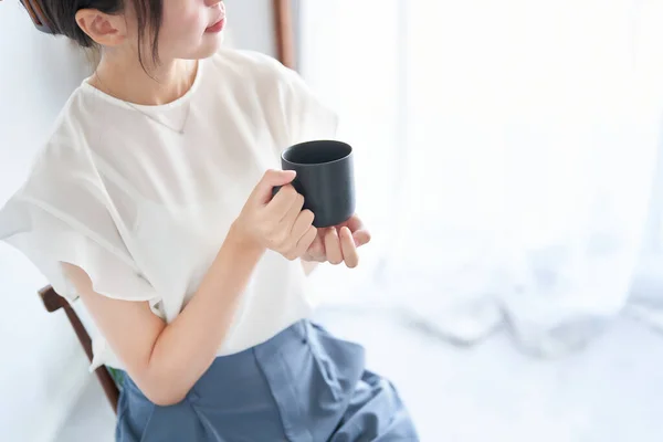 Young Woman Relaxing Bright Indoor Space — Stok Foto