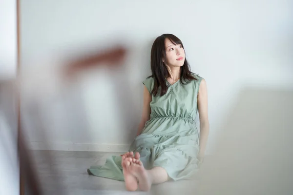 Asian Woman Relaxing Simple Space — Fotografia de Stock