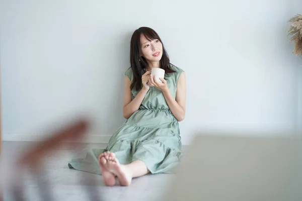 Asian Woman Relaxing Simple Space — Fotografia de Stock