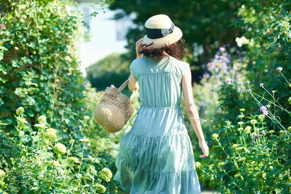 Young Woman Walking Green Fine Day — 스톡 사진