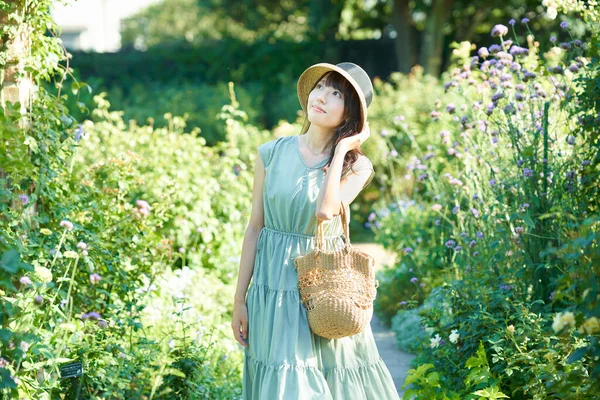 Young Woman Walking Green Fine Day — Foto de Stock