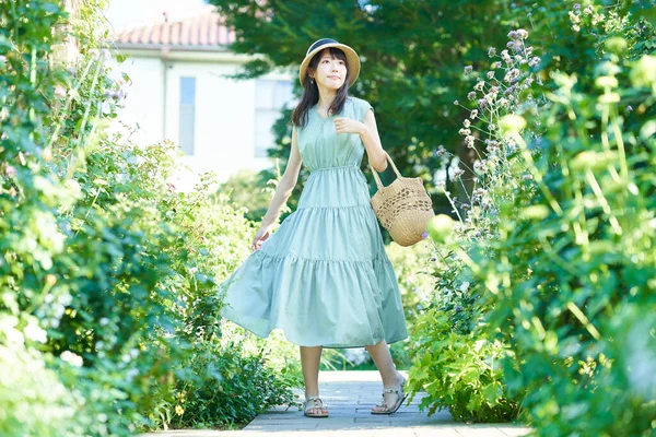 Young Woman Walking Green Fine Day — Zdjęcie stockowe
