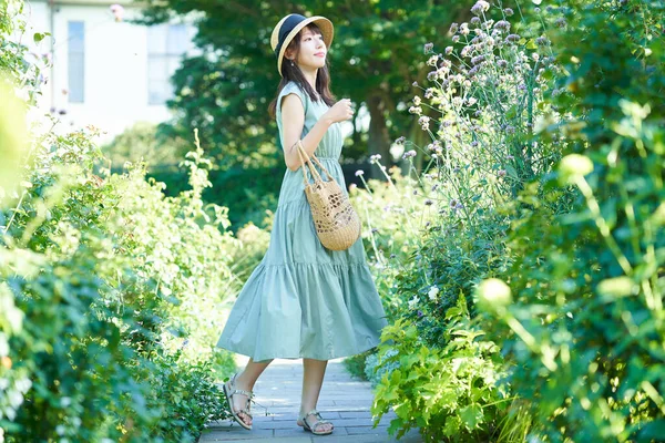 Young Woman Walking Green Fine Day — 스톡 사진