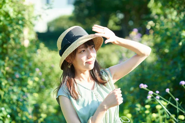 Woman Blocking Strong Sunlight Her Hand Fine Day — Foto de Stock