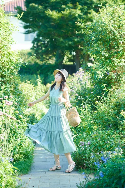 Νεαρή Γυναίκα Που Περπατά Στο Πράσινο Ωραία Μέρα — Φωτογραφία Αρχείου