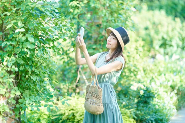 Young Woman Taking Pictures While Walking Summer — 스톡 사진