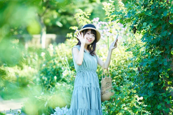 Young Woman Taking Pictures While Walking Summer — 스톡 사진