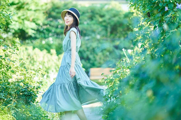 Νεαρή Γυναίκα Που Περπατά Στο Πράσινο Ωραία Μέρα — Φωτογραφία Αρχείου