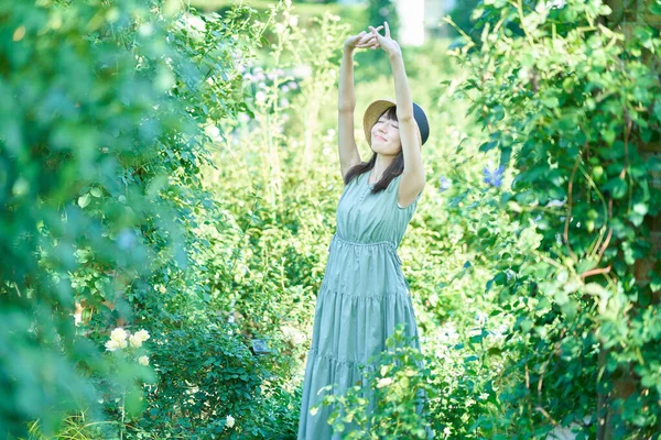 Young Woman Walking Green Fine Day — Fotografia de Stock