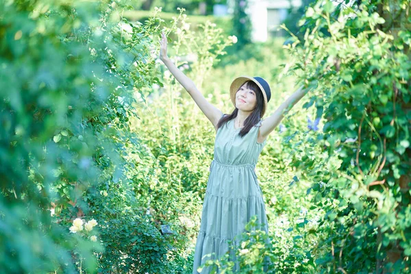 Young Woman Walking Green Fine Day — Fotografia de Stock