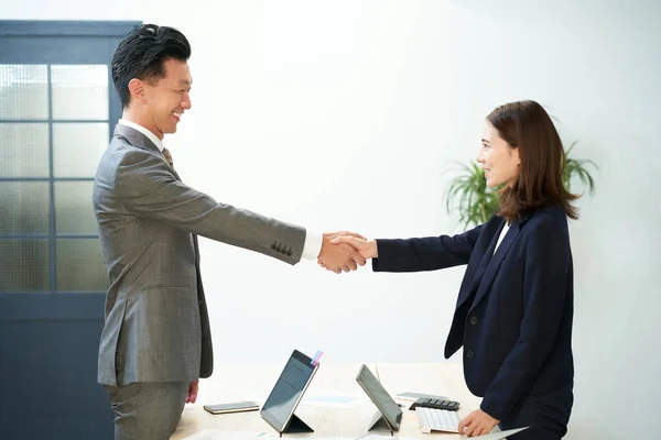 Business Man Woman Shaking Hands Office — Stock fotografie