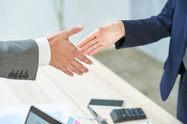 Business Man Woman Shaking Hands Office — Stock fotografie