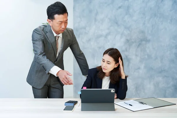 Woman Communicating Male Employee Complicated Expression — Stockfoto