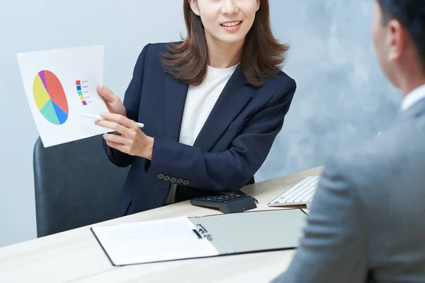 Business Woman Giving Presentation Using Reference Materials — Stok fotoğraf