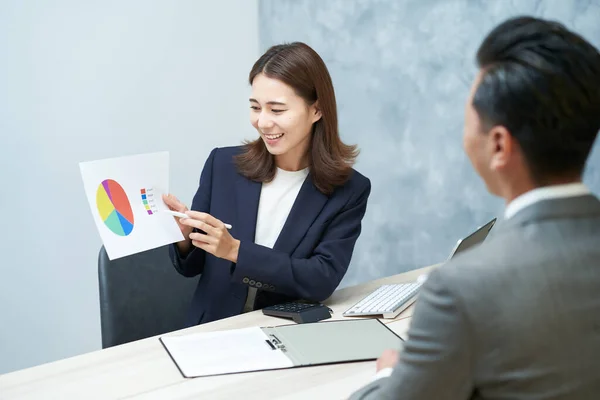 Business Woman Giving Presentation Office — Stok fotoğraf