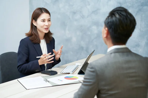 Business Woman Giving Presentation Office — Stok fotoğraf