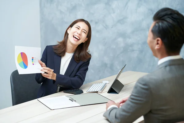 Business Woman Giving Presentation Office — Stock fotografie