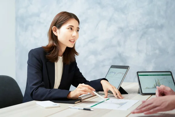 Man Woman Suits Having Meeting Office — ストック写真