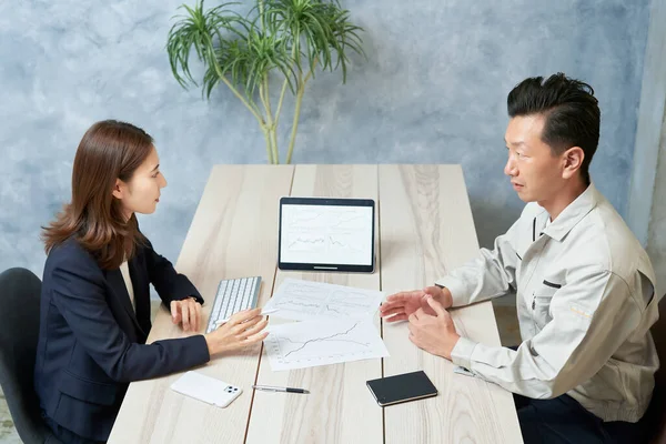 Woman Suit Meeting Man Work Clothes Office — Stok fotoğraf