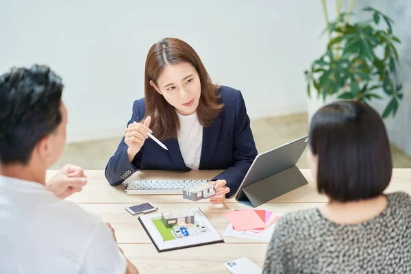 Young Woman Suit Who Sells Real Estate — Stok fotoğraf